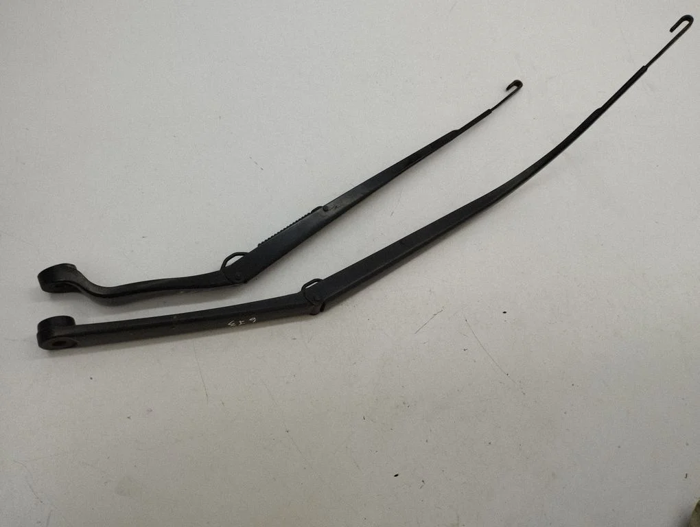 Front wiper blade arm