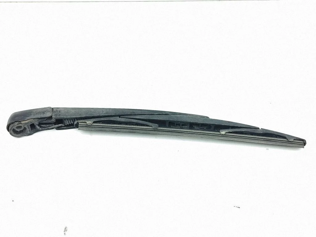 Aizmugurējā stikla tīrītājs
