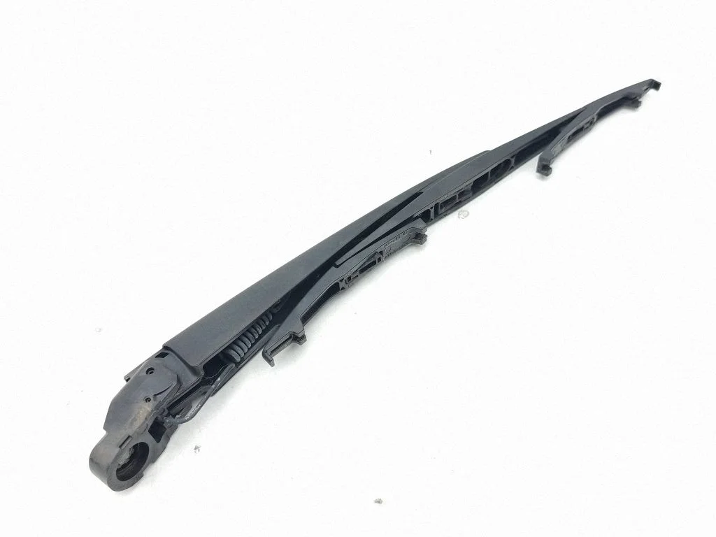 Rear wiper blade arm