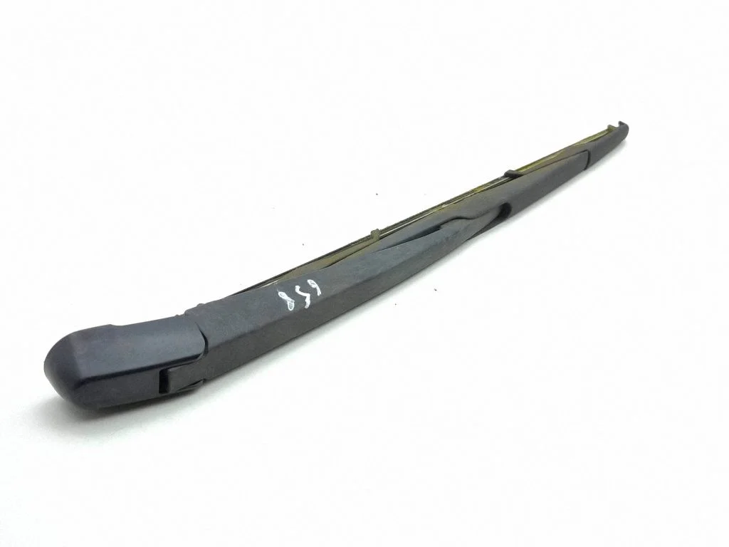 Rear wiper blade arm