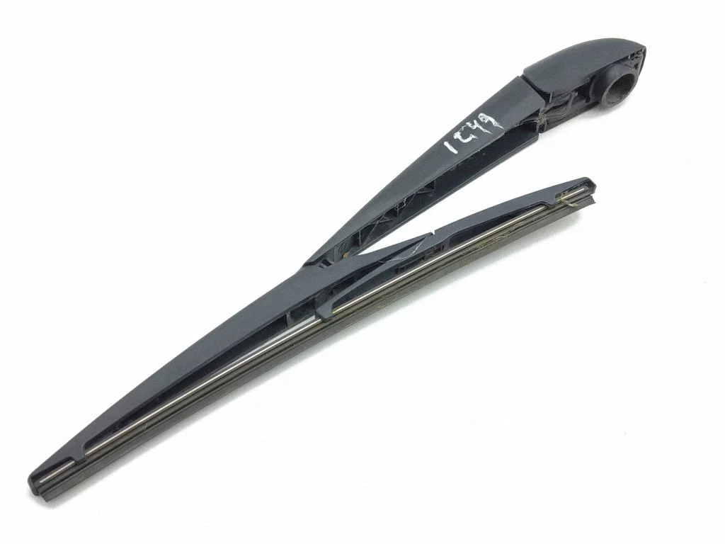 Rear wiper blade arm