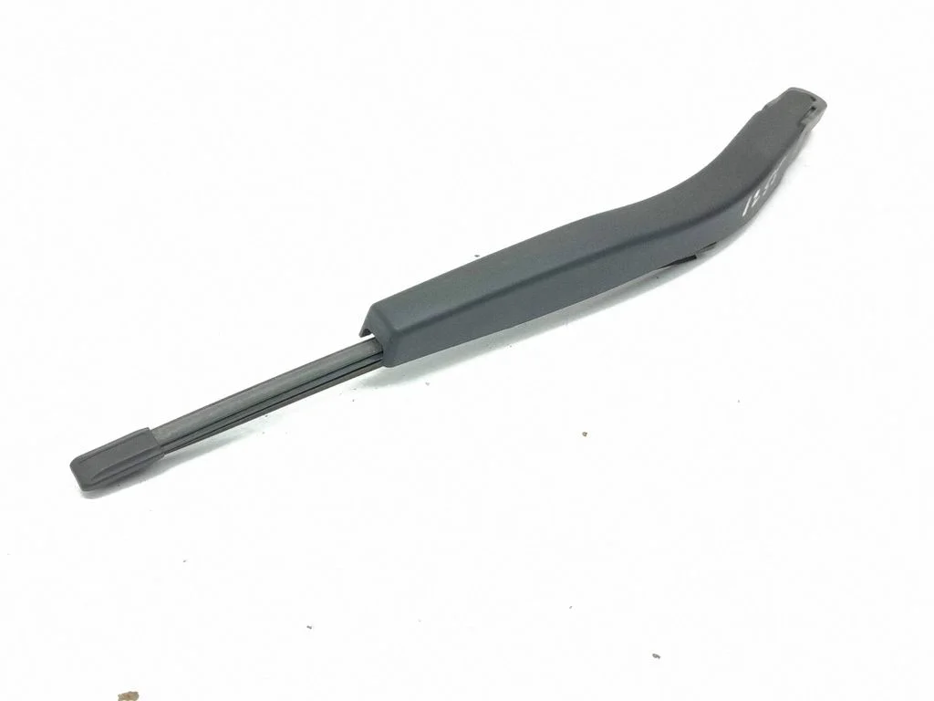 Rear wiper blade arm