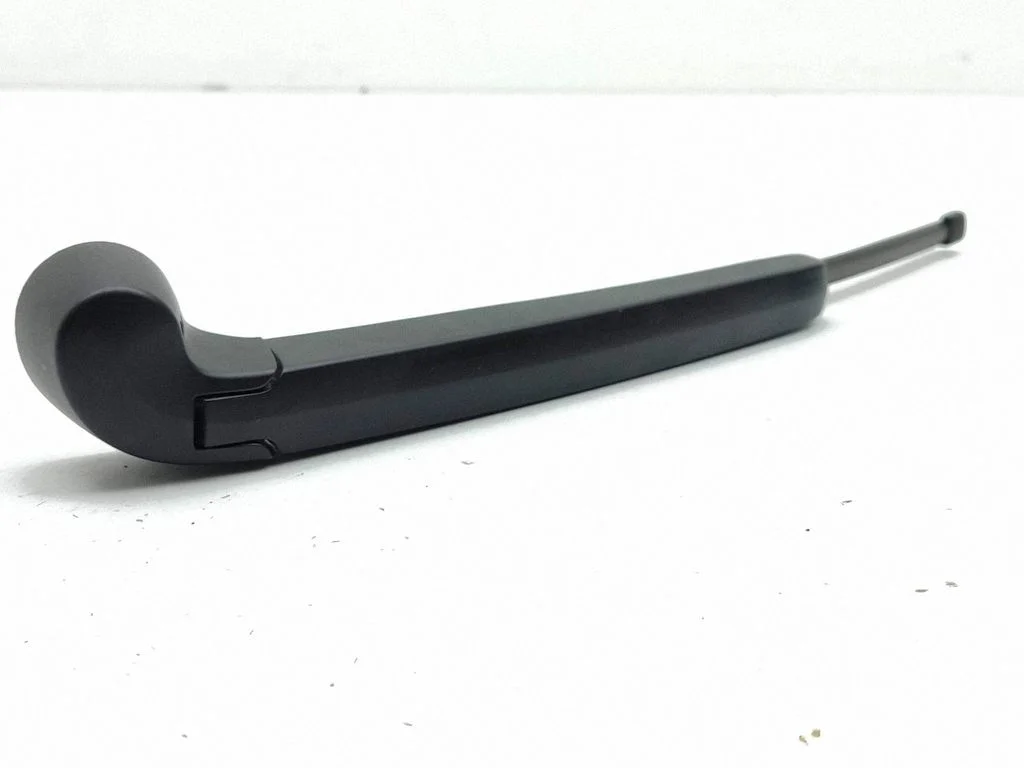 Rear wiper blade arm