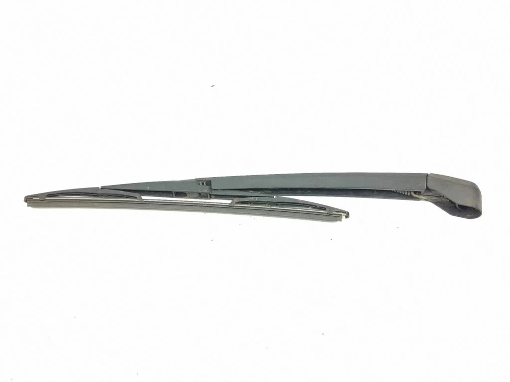 Rear wiper blade arm