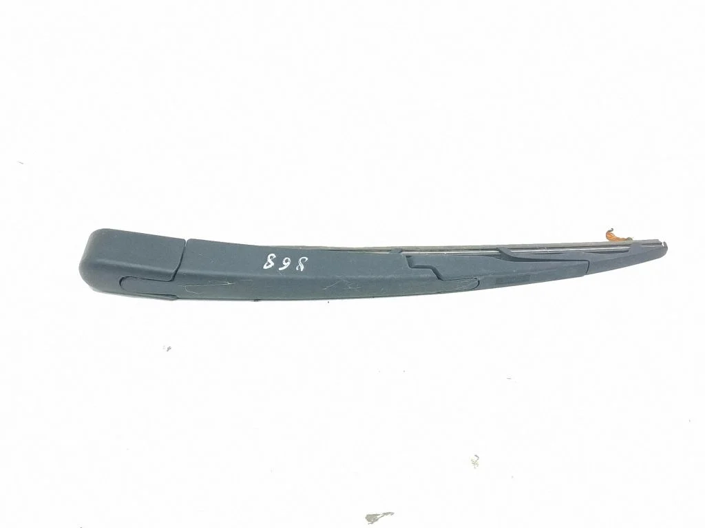 Rear wiper blade arm