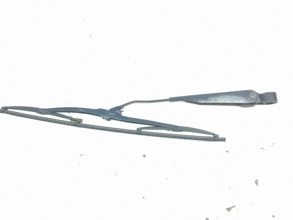 Rear wiper blade arm