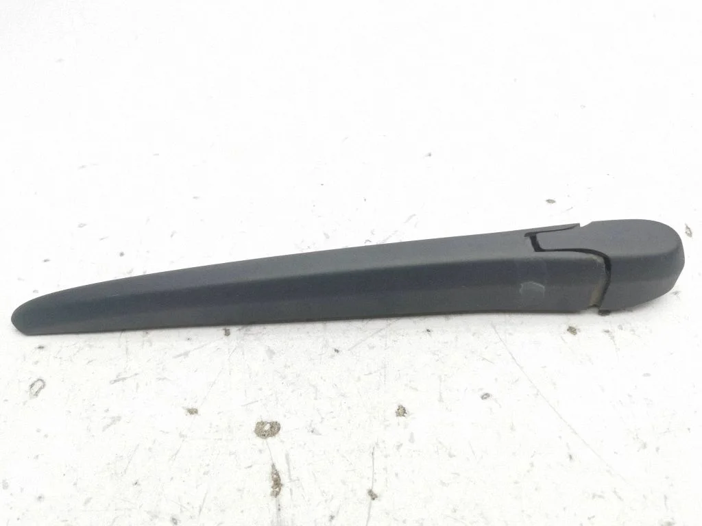 Rear wiper blade arm