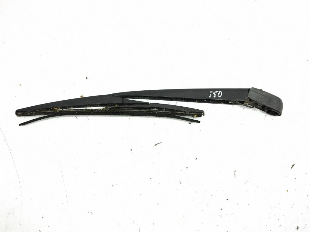 Rear wiper blade arm