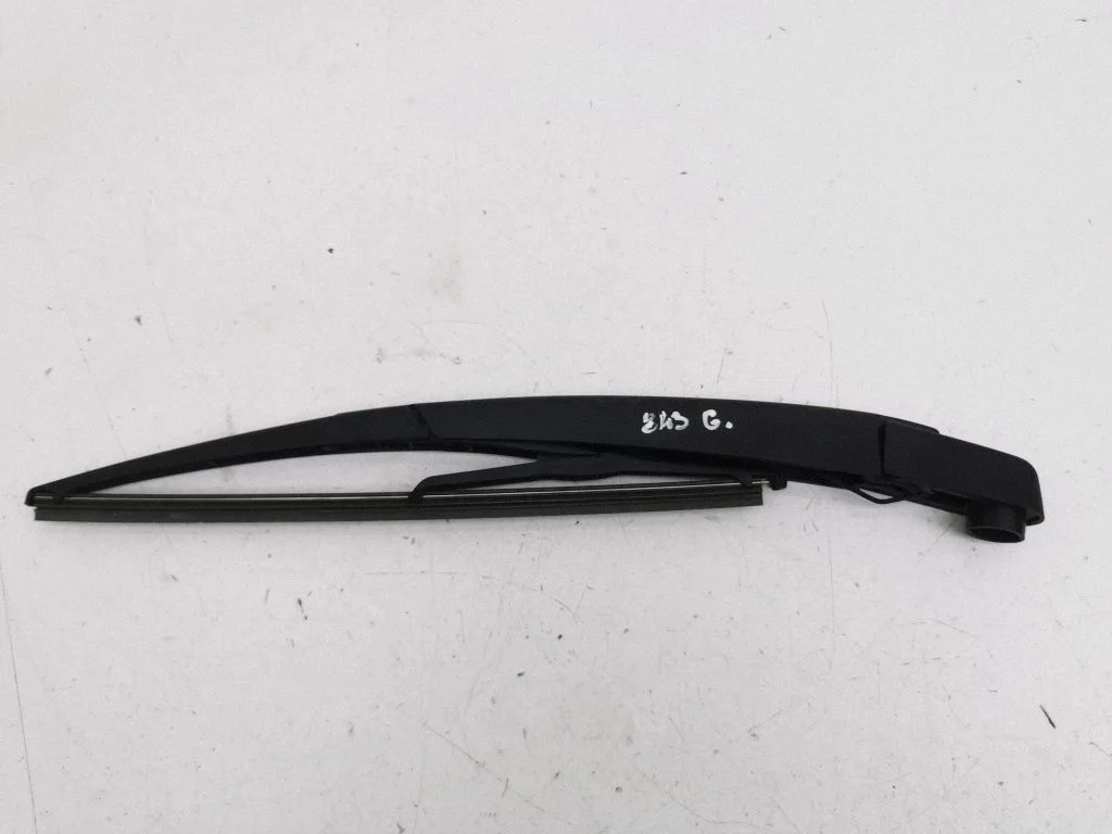 Rear wiper blade arm