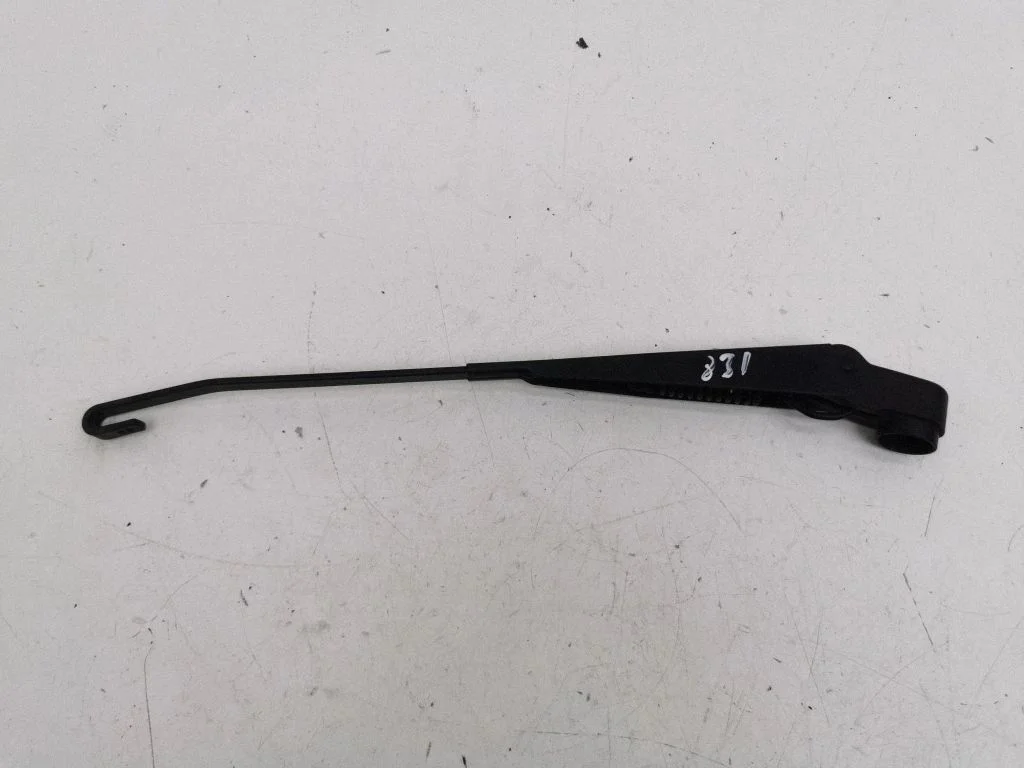 Rear wiper blade arm