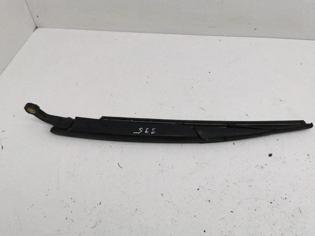 Rear wiper blade arm