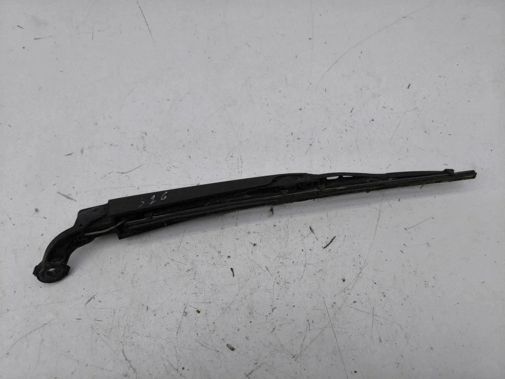 Rear wiper blade arm