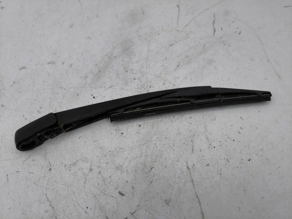 Rear wiper blade arm