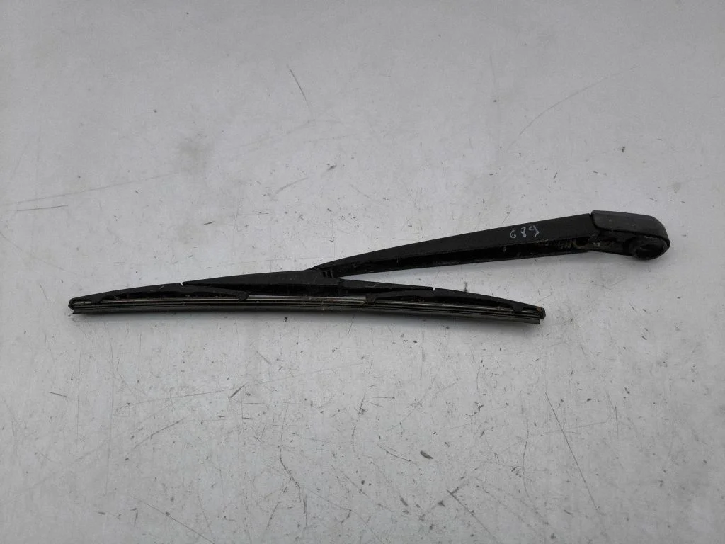 Rear wiper blade arm