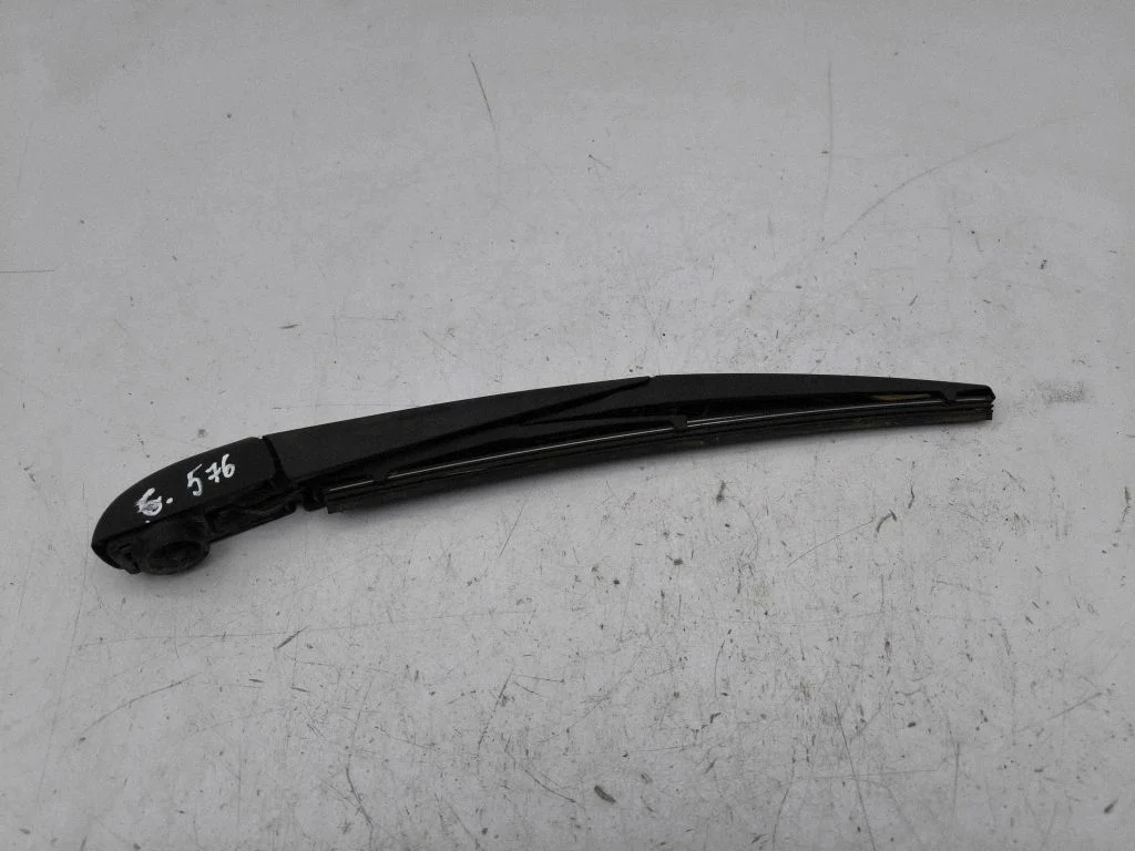 Rear wiper blade arm