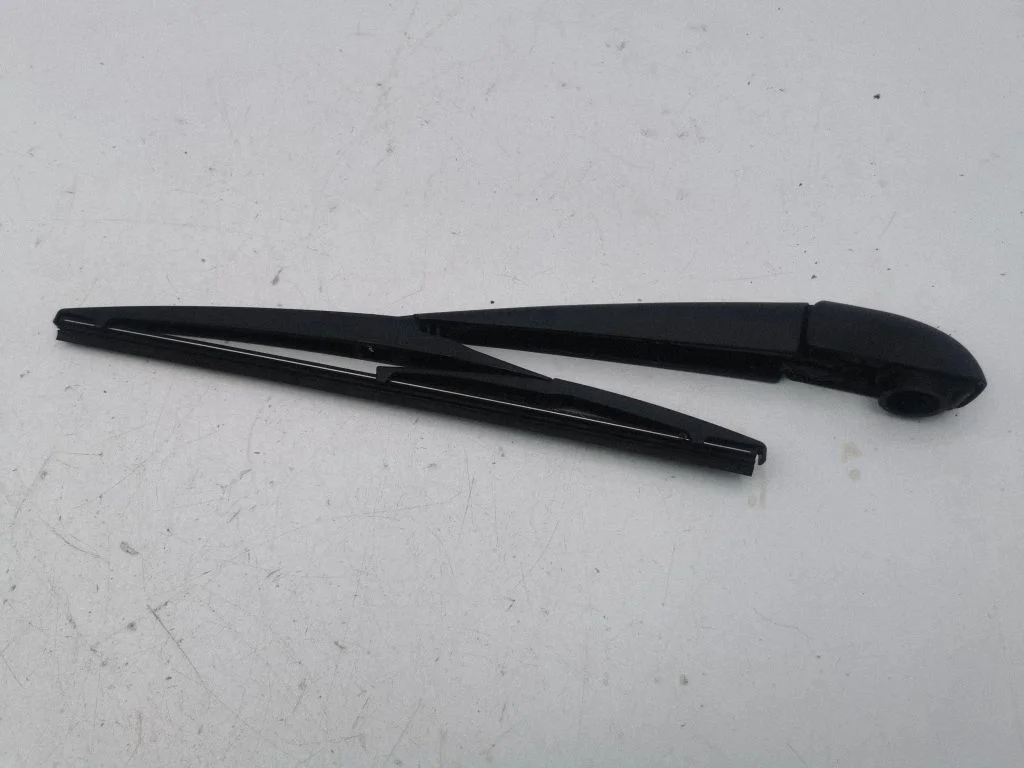 Rear wiper blade arm