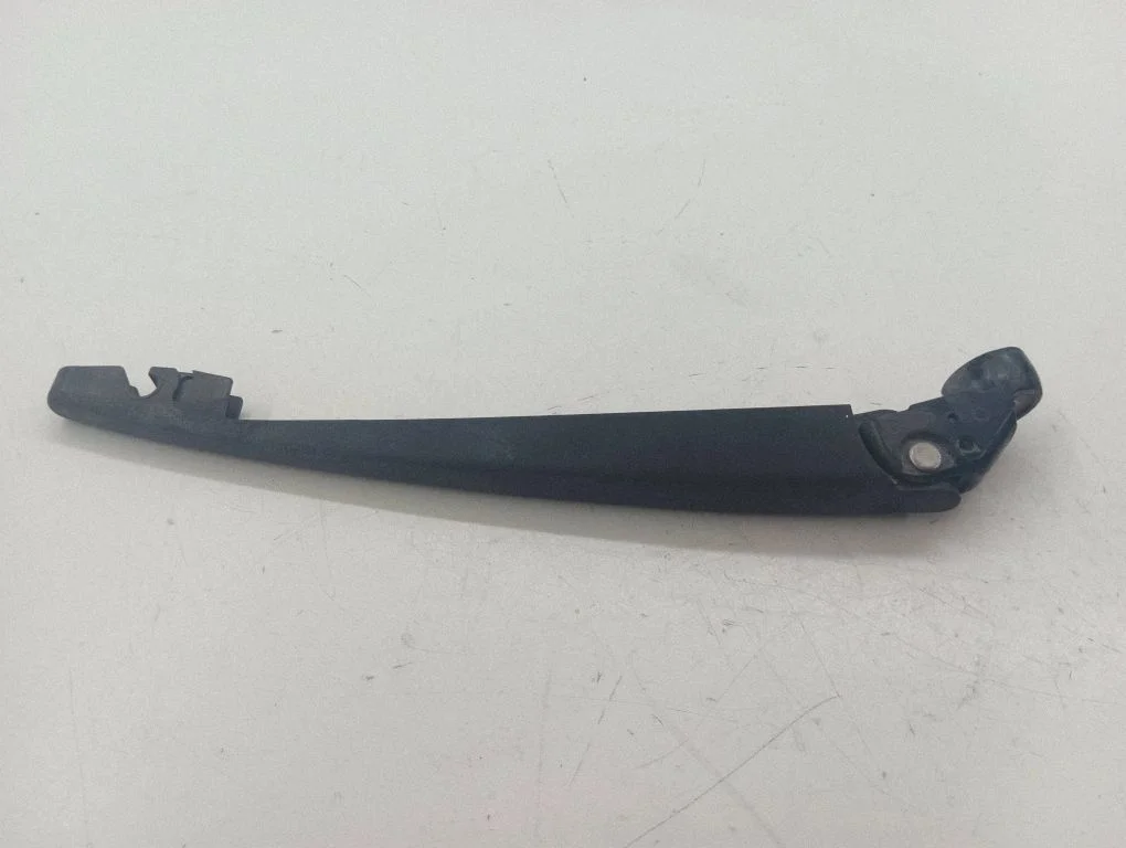 Rear wiper blade arm