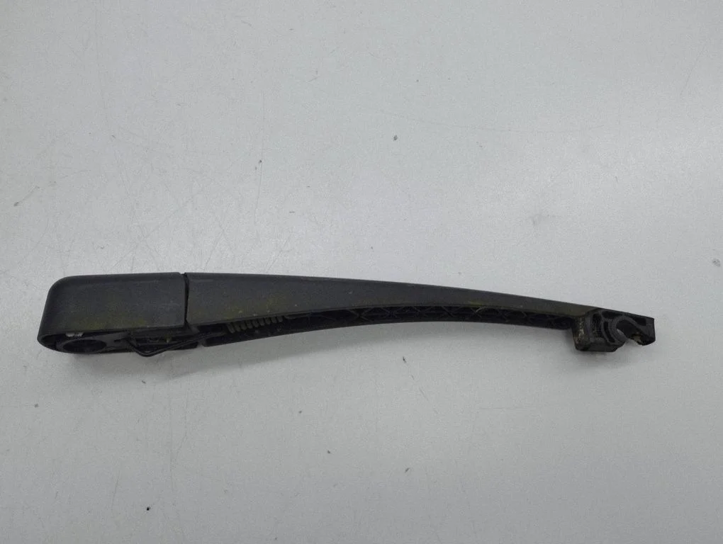 Rear wiper blade arm