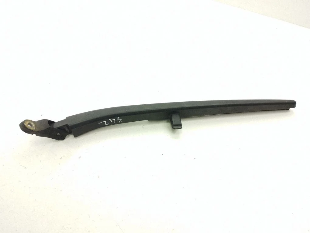 Rear wiper blade arm