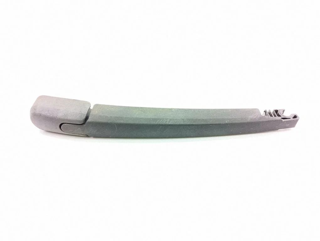 Rear wiper blade arm