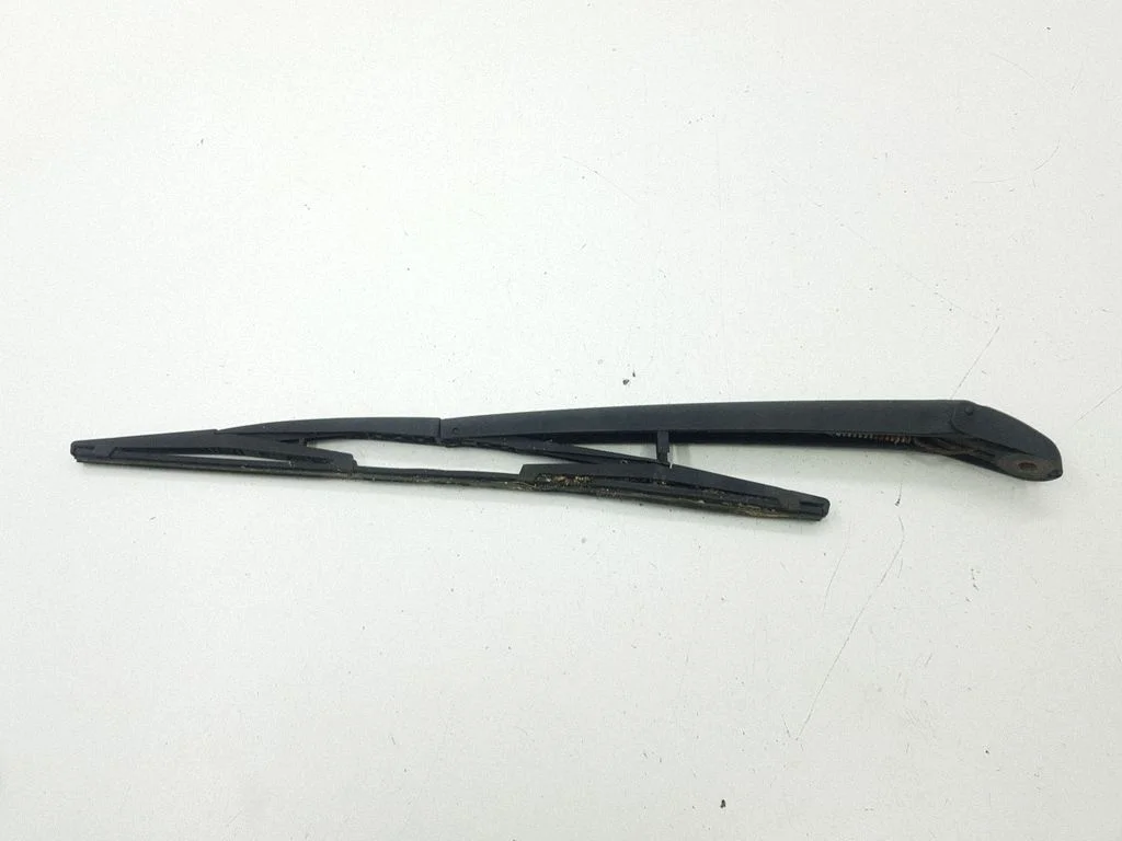 Rear wiper blade arm