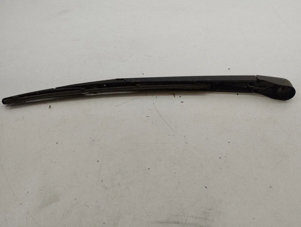 Rear wiper blade arm