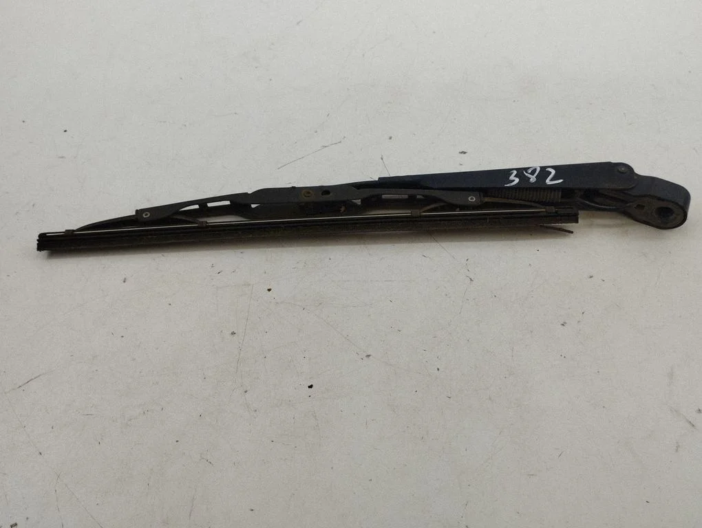 Rear wiper blade arm