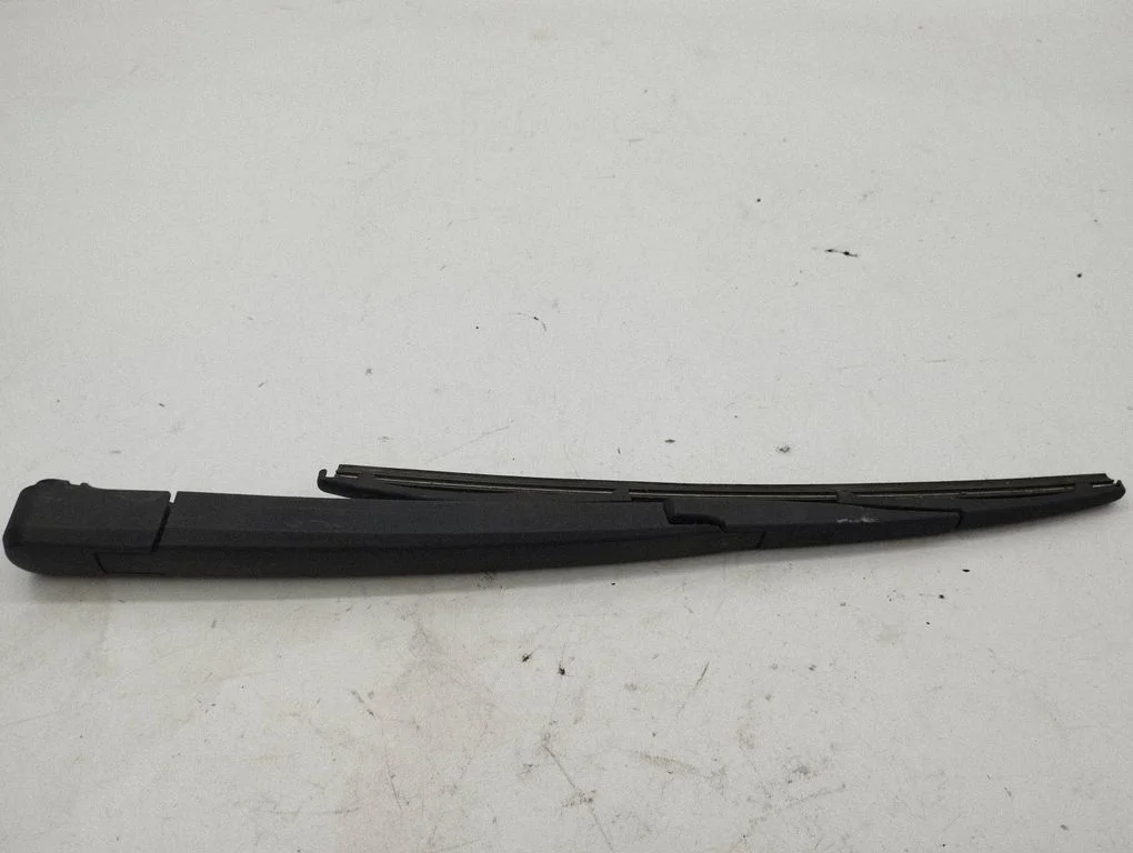 Rear wiper blade arm