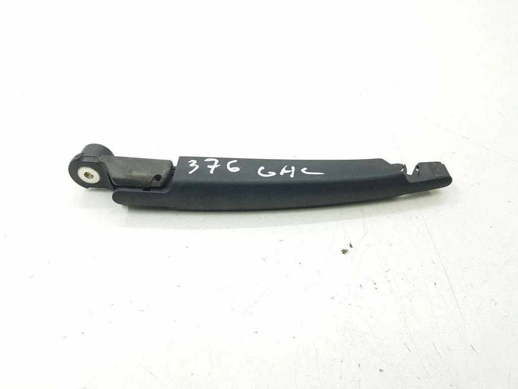 Rear wiper blade arm