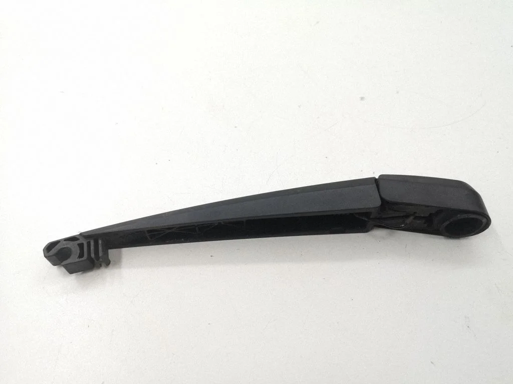 Rear wiper blade arm