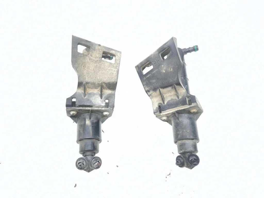 Headlight washer spray nozzle