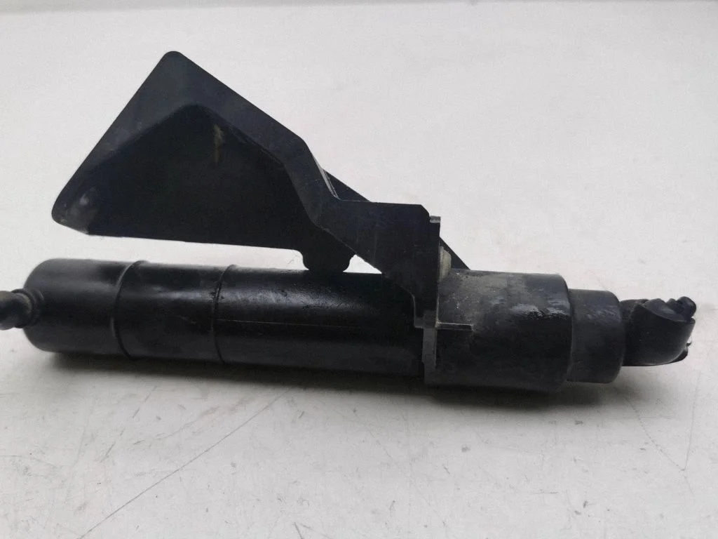 Headlight washer spray nozzle – right