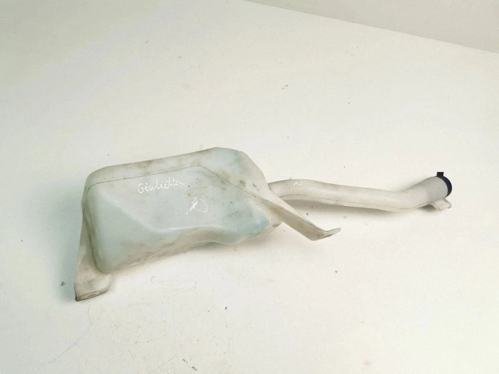 Windshield washer fluid reservoir/tank