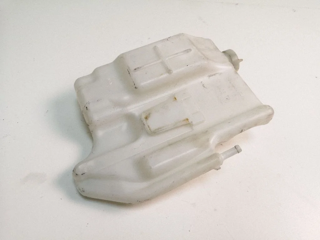 Windshield washer fluid reservoir/tank