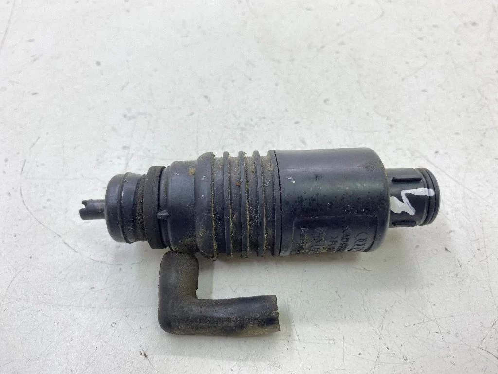 Windscreen/windshield washer pump – Audi A4 S4 B5 8D (1994-1999)