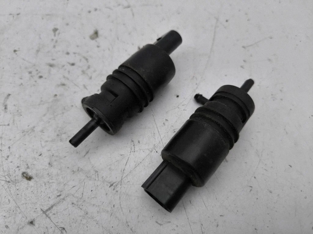 Windscreen/windshield washer pump – BMW 5 Series F10 F11 (2009-2016)