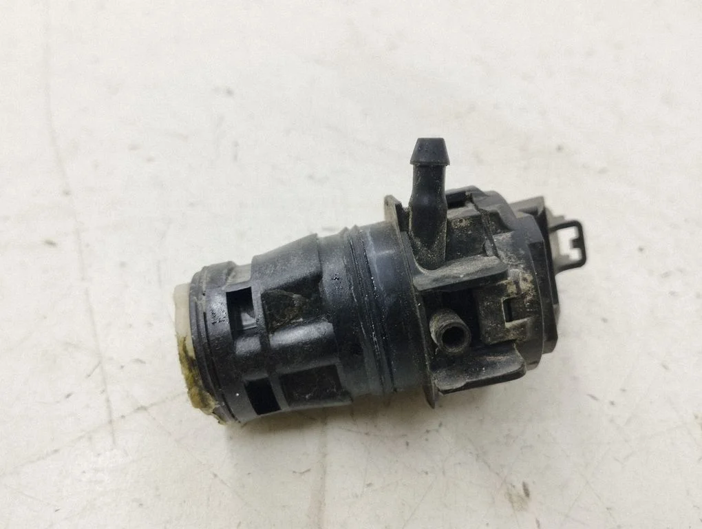 Klaasipesuvedeliku pump (klaaside) – Toyota RAV 4 (XA20) (2000-2005)