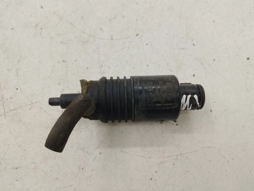 Windscreen/windshield washer pump – Audi A4 S4 B5 8D (1994-1999)