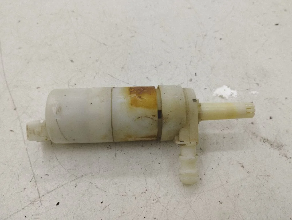 Headlight washer pump – KIA Sorento (2002-2009)