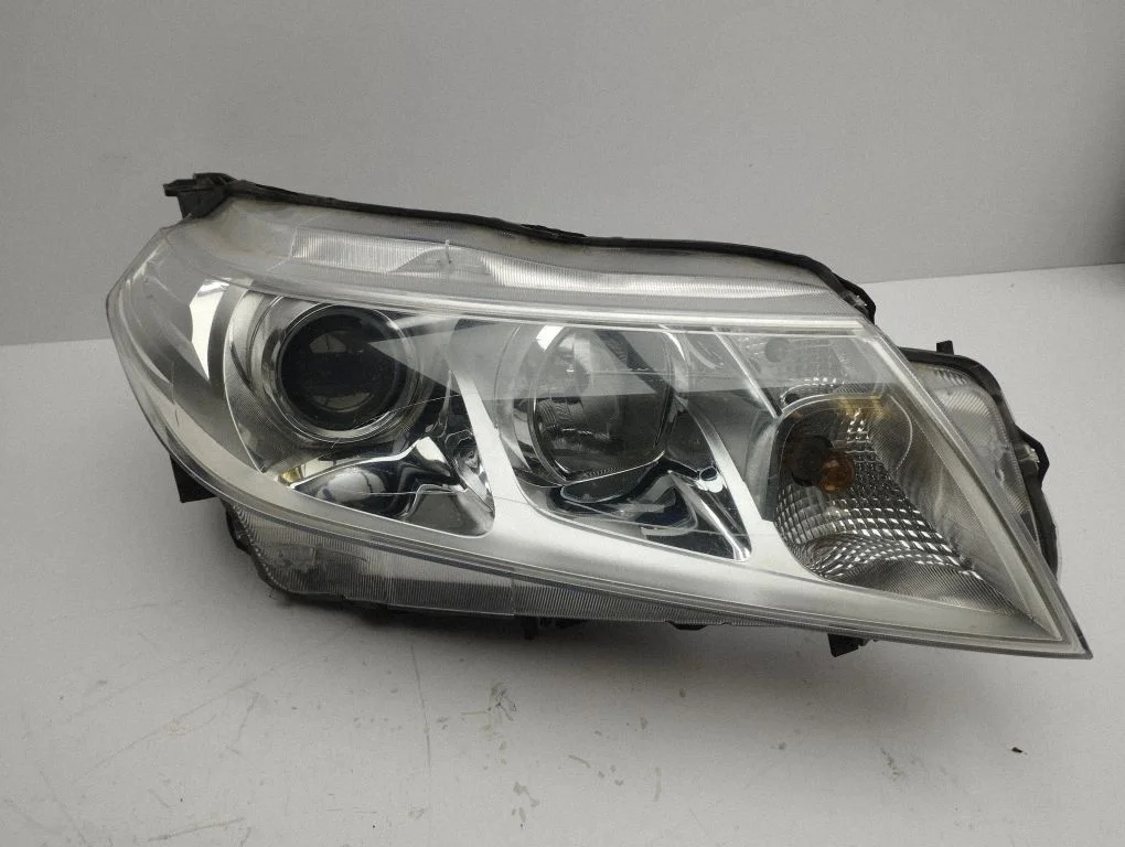 Headlight/headlamp – right