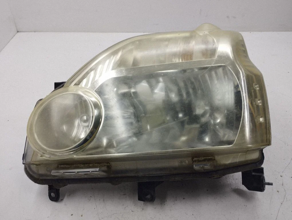Headlight/headlamp – left