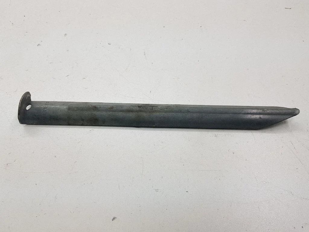 Headlight/headlamp mounting bracket
