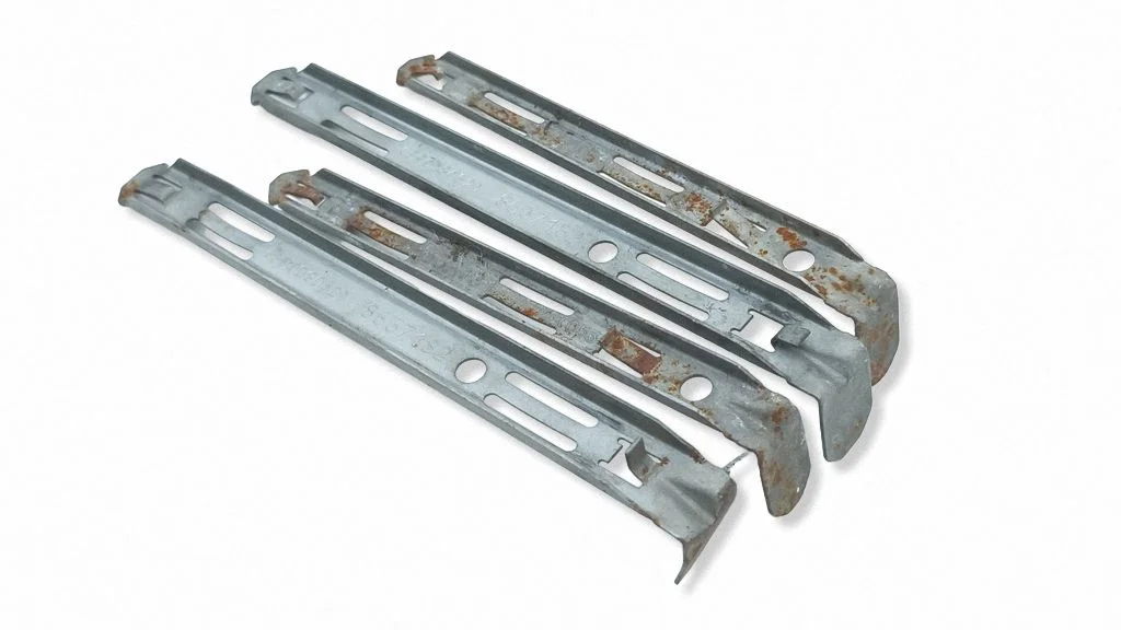 Headlight/headlamp mounting bracket 8637182