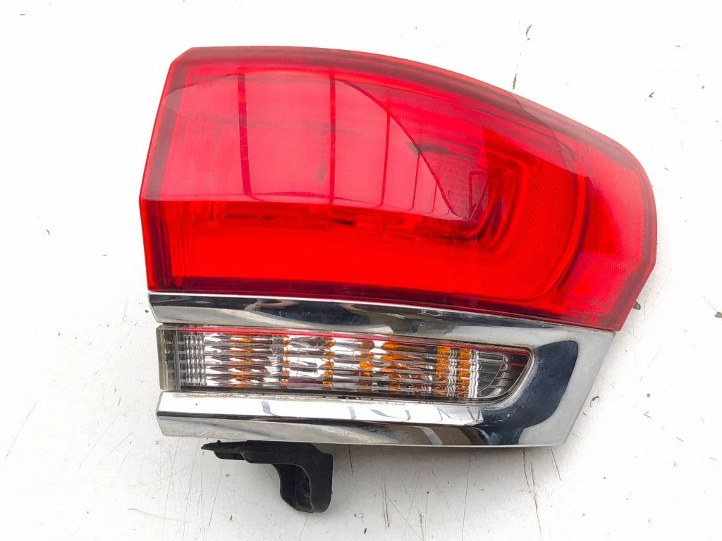 Lampa tylna w błotniku P68110000AD
