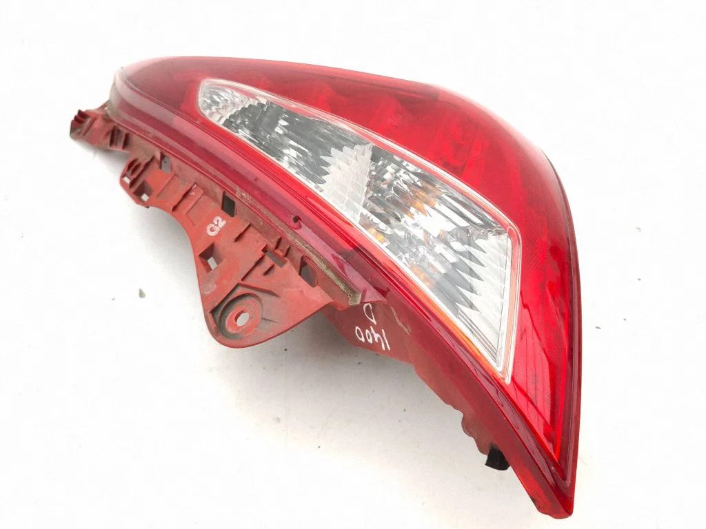 Rear/tail lights – right
