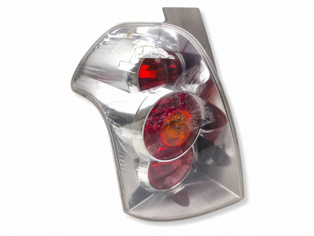 Lampa tylna w błotniku – lewa