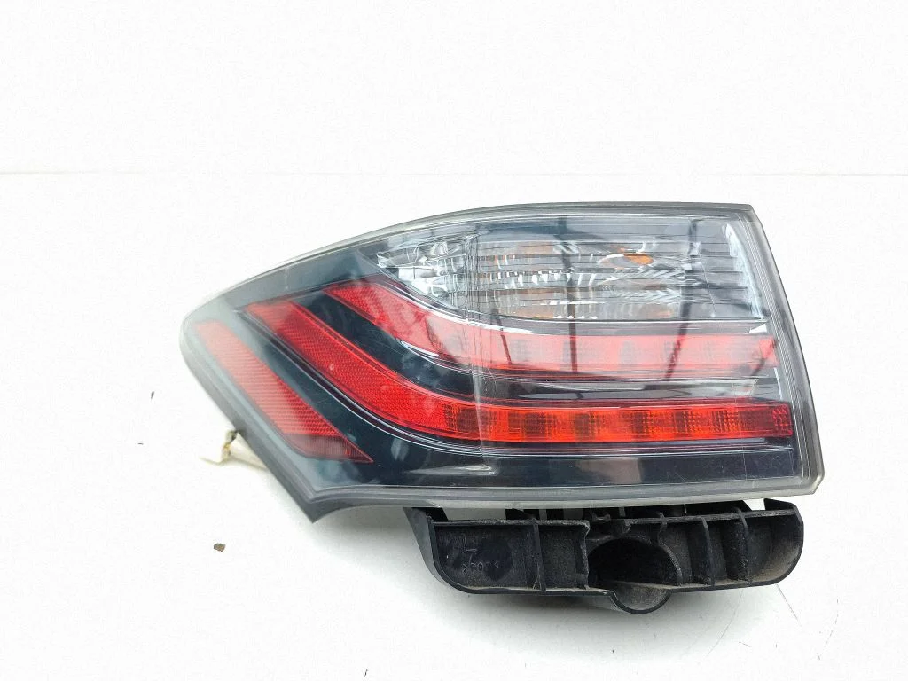 Rear/tail lights – left