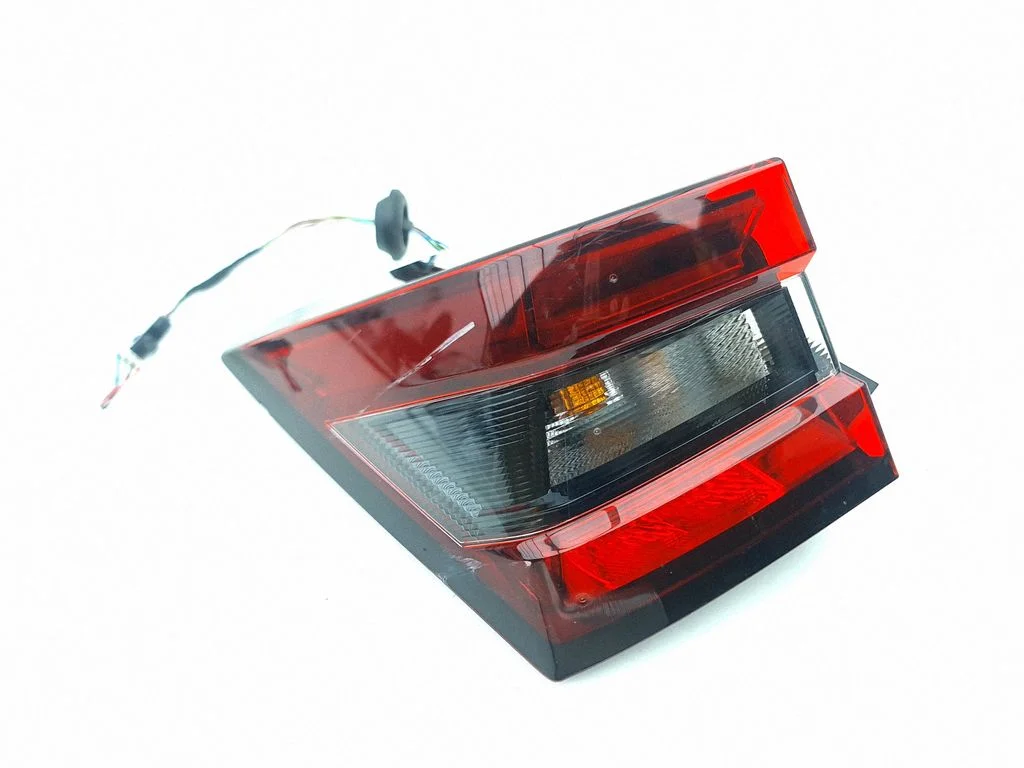 Rear/tail lights – left