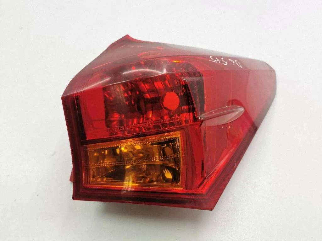 Aizmugurējais lukturis virsbūvē 02266