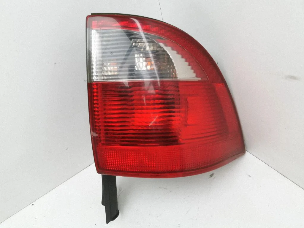 Rear/tail lights – right